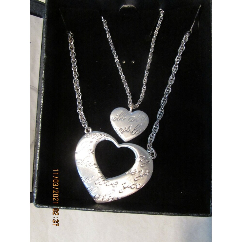 MOTHER / DAUGHTER PENDANTS NECKLACES SET OF 2 MOM AND DAUGHTER NEW IN BOX
